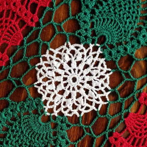 Vintage Style New Hand Crafted Pineapple Doily, Christmas colors 25 1/2" x 15" - Picture 4 of 6